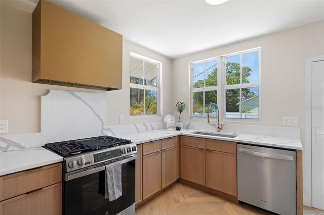 422 24TH STREET N, St Petersburg, FL 33713