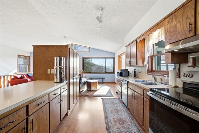 70 Pleasant Ridge Drive, Holiday Island, AR 72631