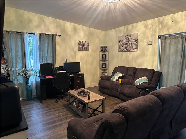 5700 SW 54th Ter, Davie, FL 33314