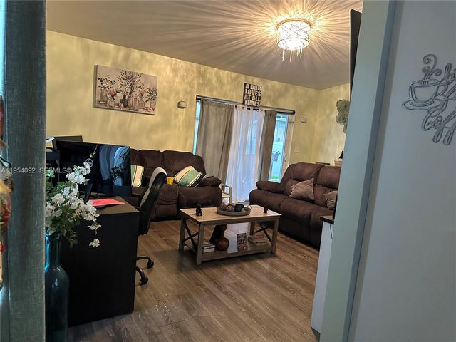 5700 SW 54th Ter, Davie, FL 33314