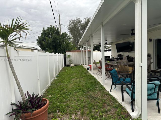 5700 SW 54th Ter, Davie, FL 33314