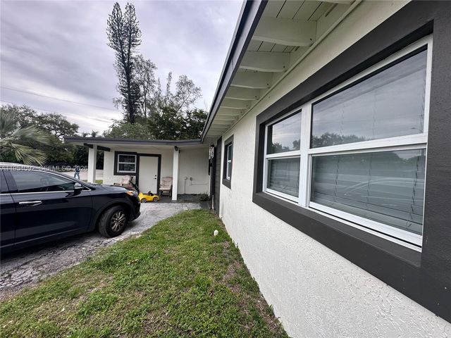 5700 SW 54th Ter, Davie, FL 33314