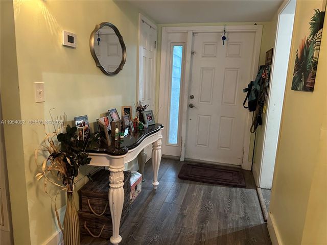 5700 SW 54th Ter, Davie, FL 33314