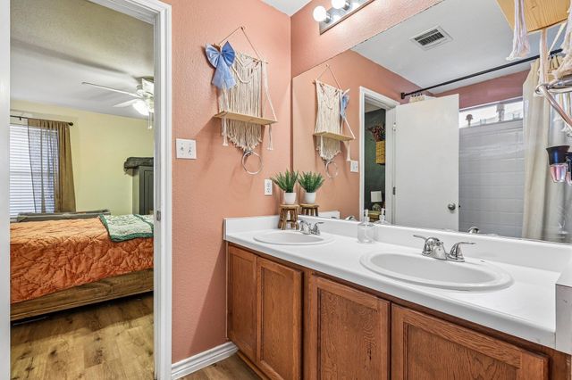 301 Bird Dog BND, Bastrop, TX 78602
