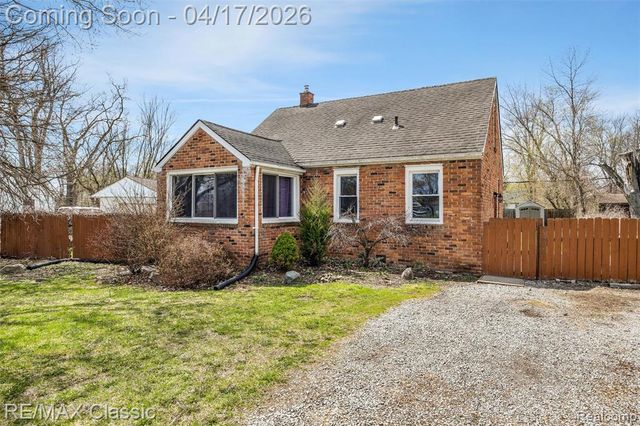 22481 Springbrook Avenue, Farmington, MI 48336