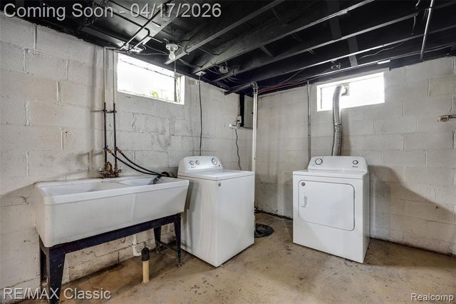 22481 Springbrook Avenue, Farmington, MI 48336