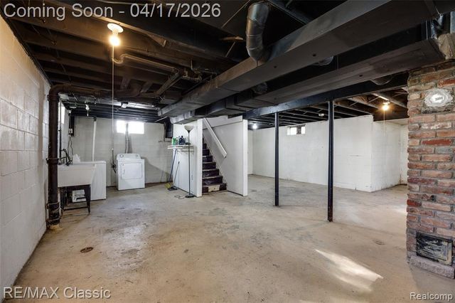 22481 Springbrook Avenue, Farmington, MI 48336