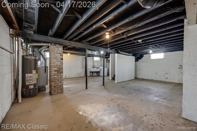 22481 Springbrook Avenue, Farmington, MI 48336