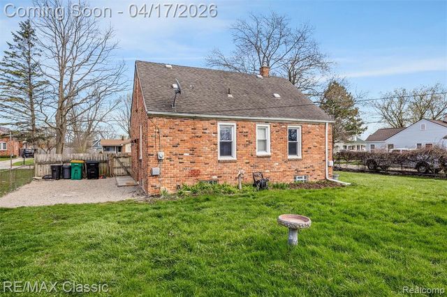 22481 Springbrook Avenue, Farmington, MI 48336