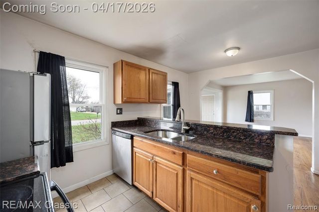 22481 Springbrook Avenue, Farmington, MI 48336