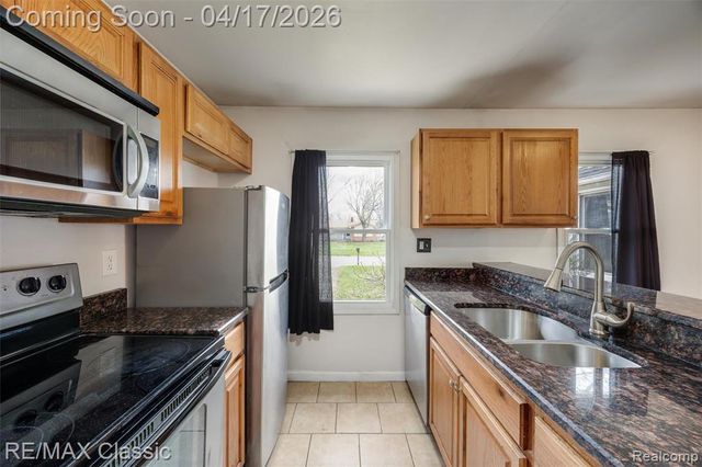 22481 Springbrook Avenue, Farmington, MI 48336