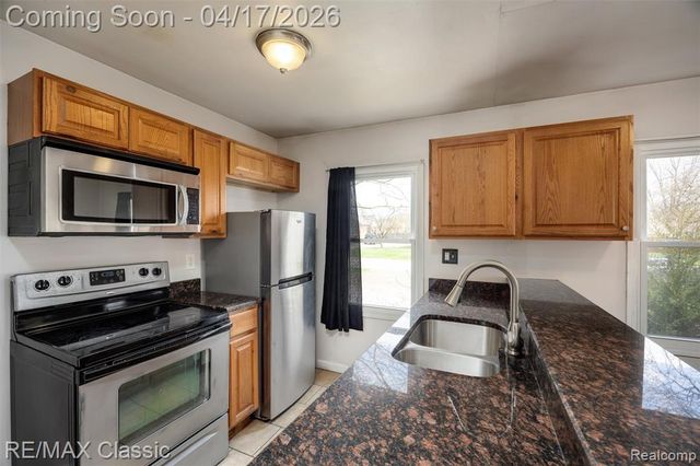 22481 Springbrook Avenue, Farmington, MI 48336