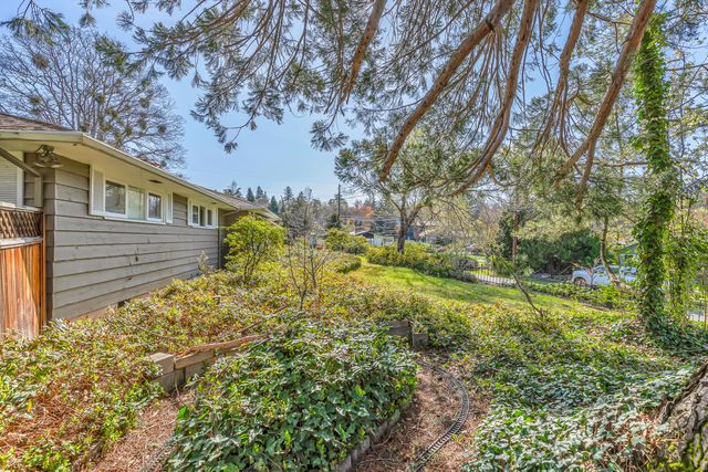 1925 Stratford Avenue, Medford, OR 97504