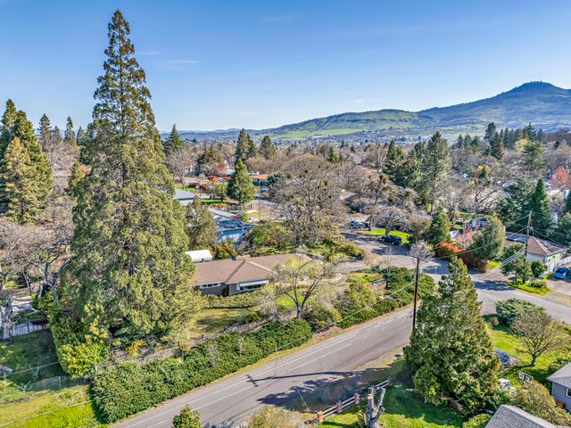 1925 Stratford Avenue, Medford, OR 97504