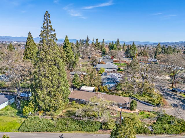 1925 Stratford Avenue, Medford, OR 97504