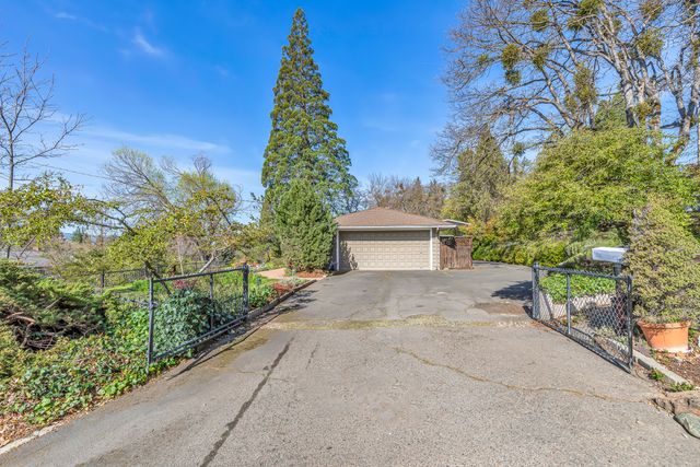 1925 Stratford Avenue, Medford, OR 97504