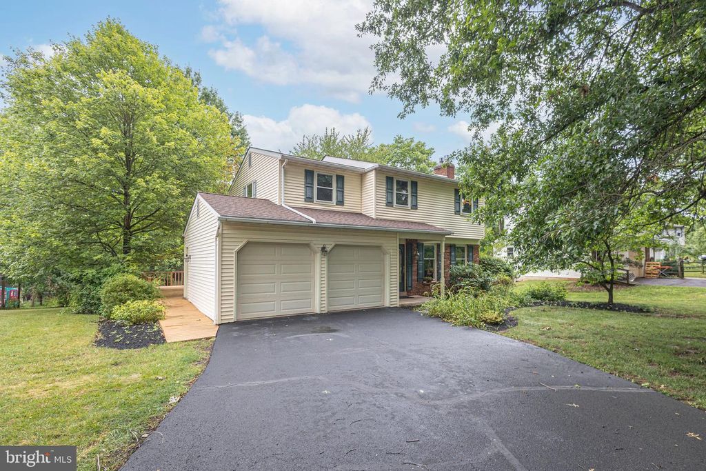 327 THISTLE LN, Perkasie, PA 18944