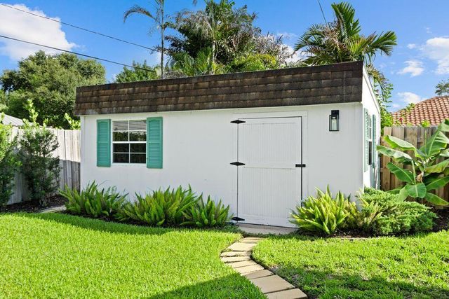 14 SE Paddock Circle, Tequesta, FL 33469