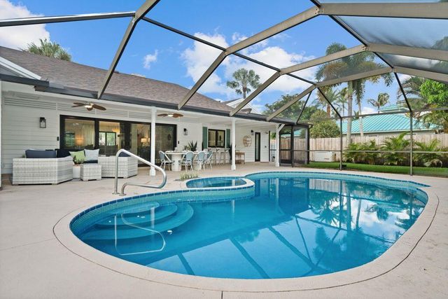 14 SE Paddock Circle, Tequesta, FL 33469