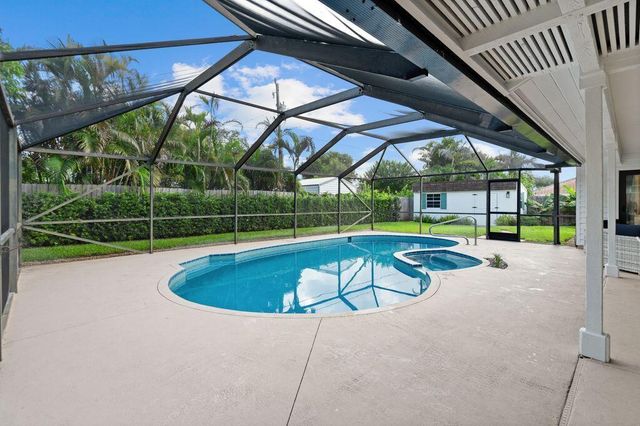 14 SE Paddock Circle, Tequesta, FL 33469