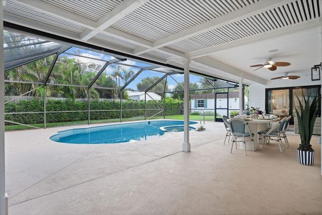 14 SE Paddock Circle, Tequesta, FL 33469