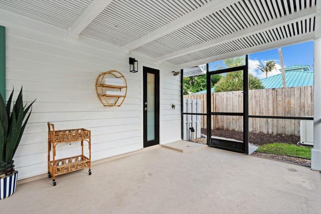 14 SE Paddock Circle, Tequesta, FL 33469