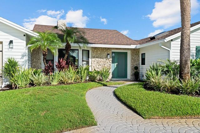 14 SE Paddock Circle, Tequesta, FL 33469