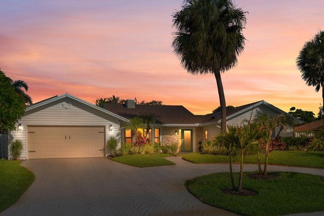 14 SE Paddock Circle, Tequesta, FL 33469