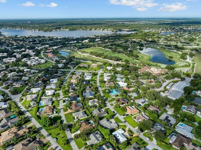 14 SE Paddock Circle, Tequesta, FL 33469