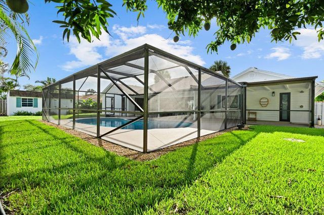 14 SE Paddock Circle, Tequesta, FL 33469