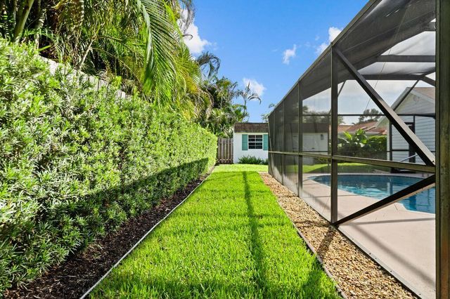 14 SE Paddock Circle, Tequesta, FL 33469