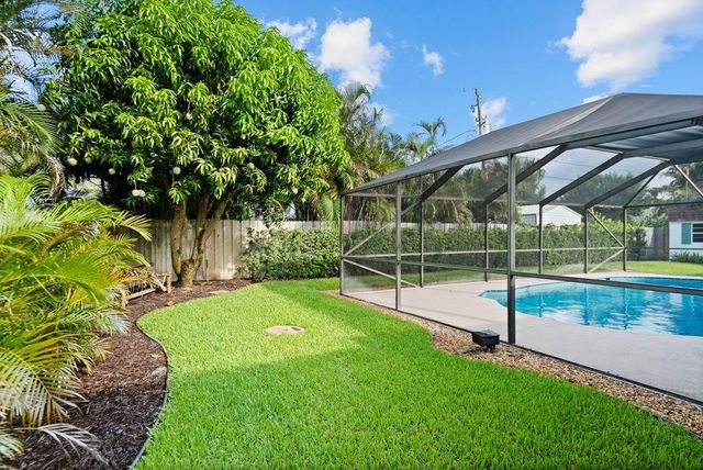 14 SE Paddock Circle, Tequesta, FL 33469
