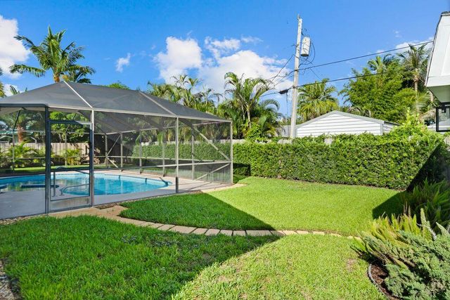14 SE Paddock Circle, Tequesta, FL 33469