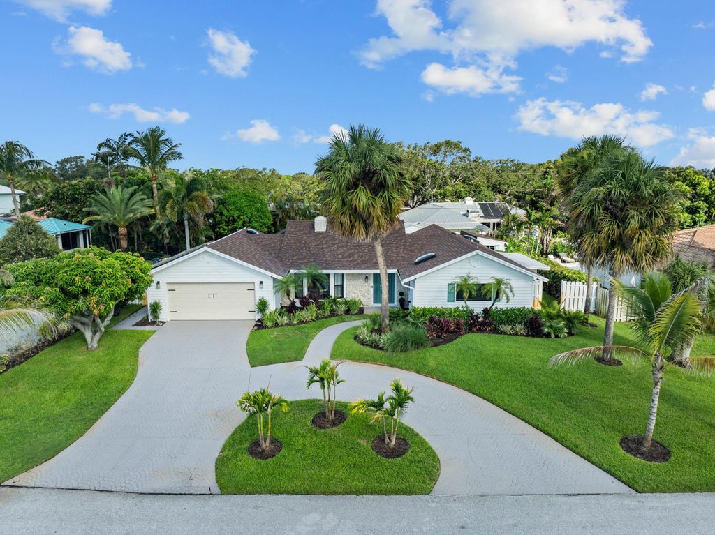 14 SE Paddock Circle, Tequesta, FL 33469