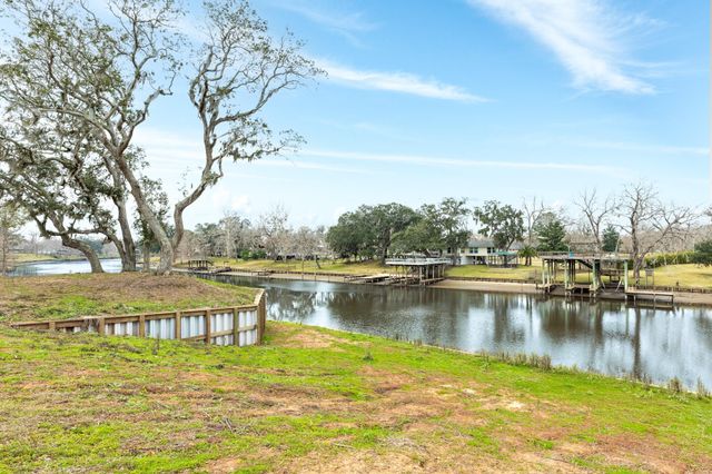 3 County Road 344, Sweeny, TX 77480