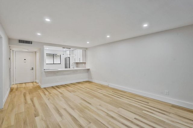 5220 Las Verdes Circle 321, Delray Beach, FL 33484