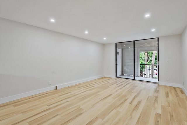 5220 Las Verdes Circle 321, Delray Beach, FL 33484