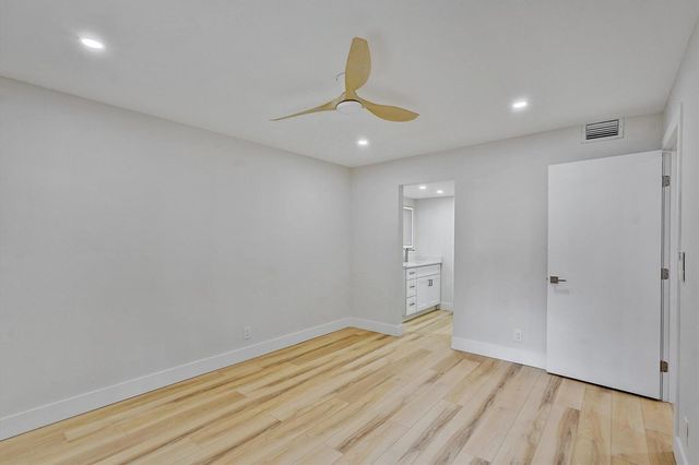 5220 Las Verdes Circle 321, Delray Beach, FL 33484