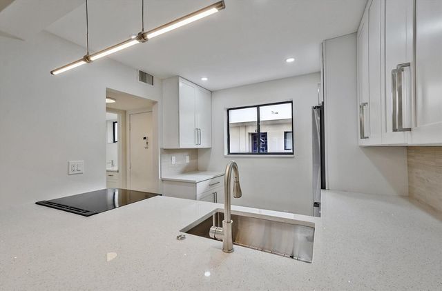 5220 Las Verdes Circle 321, Delray Beach, FL 33484