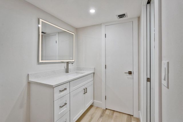5220 Las Verdes Circle 321, Delray Beach, FL 33484