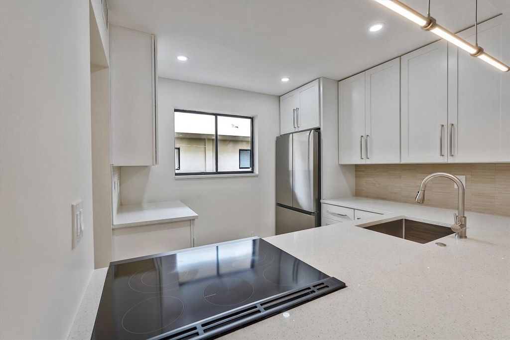5220 Las Verdes Circle 321, Delray Beach, FL 33484