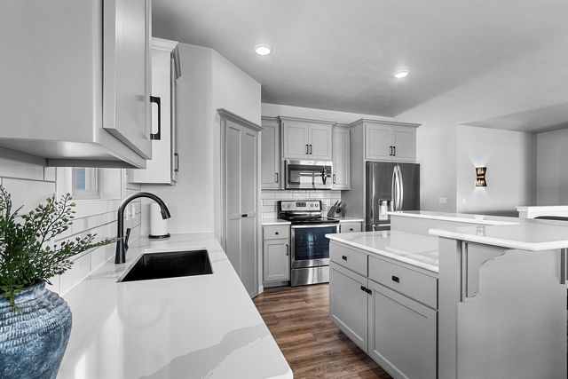 549 PEBBLESTONE CIRCLE, Hobart, WI 54155