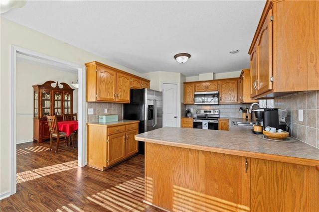 654 Holiday Lane, Lansing, KS 66043