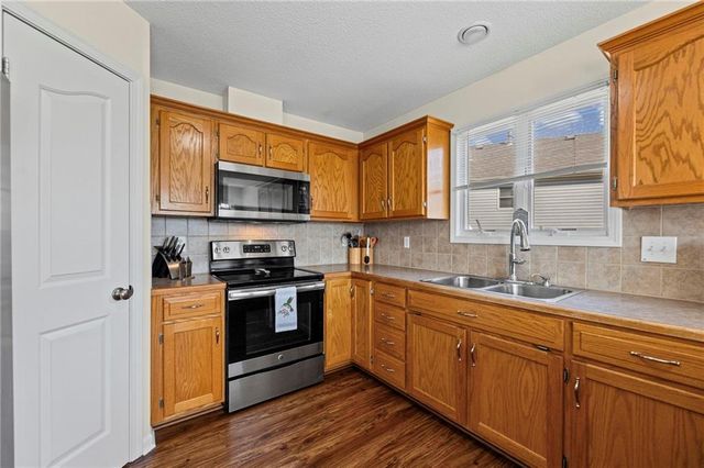654 Holiday Lane, Lansing, KS 66043