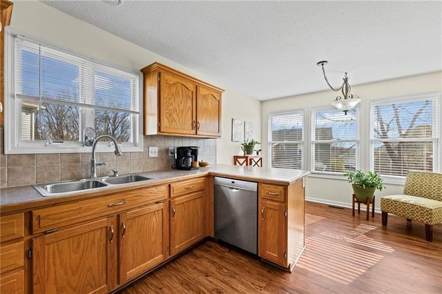 654 Holiday Lane, Lansing, KS 66043