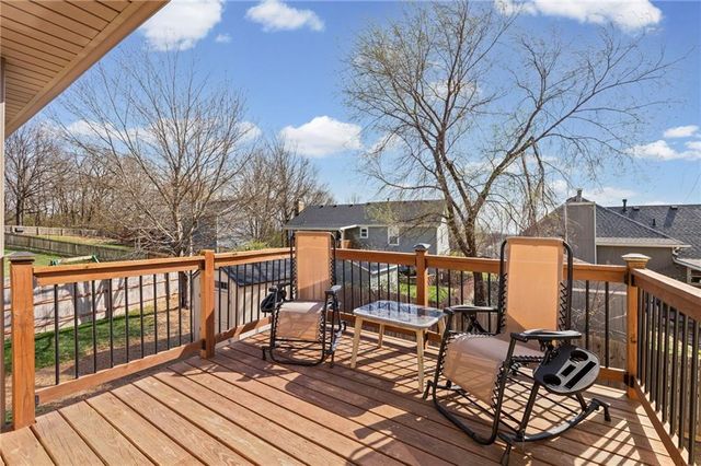 654 Holiday Lane, Lansing, KS 66043