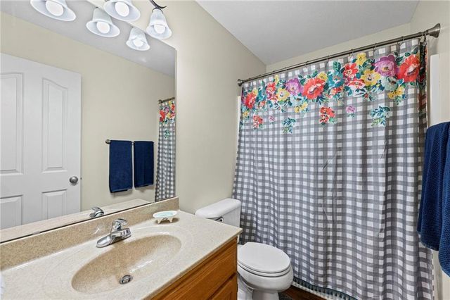 654 Holiday Lane, Lansing, KS 66043