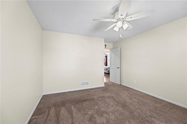 654 Holiday Lane, Lansing, KS 66043