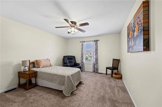 654 Holiday Lane, Lansing, KS 66043