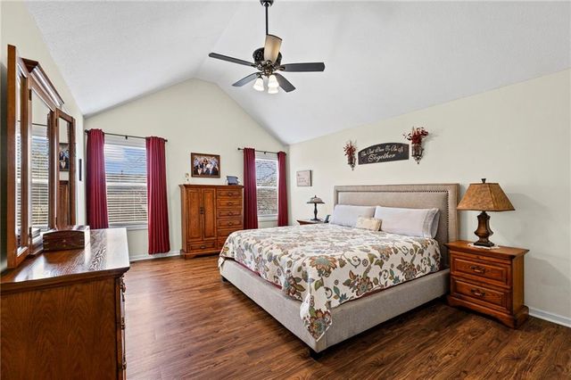 654 Holiday Lane, Lansing, KS 66043